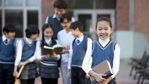 18岁女生社交突破：轻松融入学校生活的实用技巧