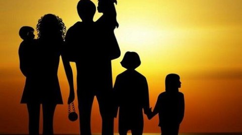 中年儿子威胁父母安全：如何应对无理要求与心理分析