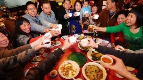 除夕夜家庭聚会：如何应对社交尴尬，找回节日快乐？