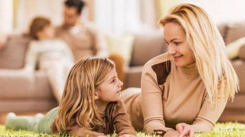 23岁姐姐的困惑：父母总让我管教弟弟，如何设立健康家庭边界？