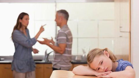 父母经历过贫困，金钱观和父母起冲突，怎么解决？