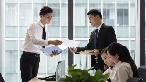 职场晋升后的内心挣扎：优越感与压力如何共存？