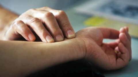 女友胃病易复发，该不该哄？情感咨询师真心建议