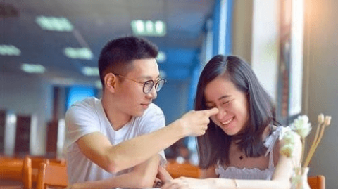 大一男生如何与社团认识的冷艳女生成为朋友？