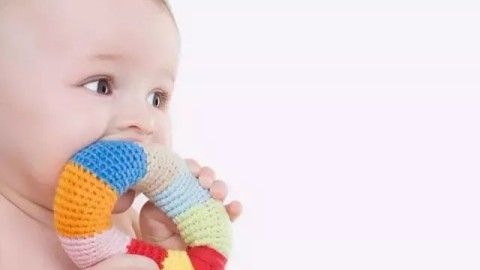 2岁宝宝，半夜醒来会说不要，有时哭闹不止要睡地上？