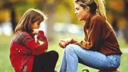 孩子目睹母亲公开检讨：情感冲击与亲子关系修复指南