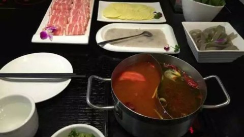 经常一个人去吃火锅，一个人吃饭是孤独的表现吗？