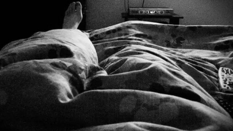 晚上害怕时，为什么我们总想躲进被窝？揭秘心理本能